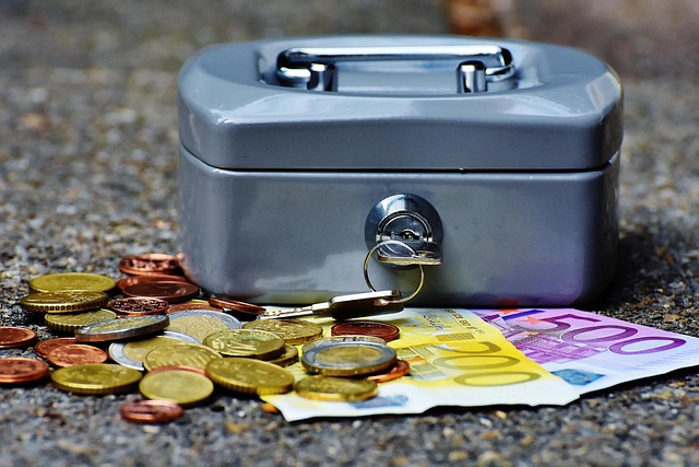 Car keys and money — auto loan financing
